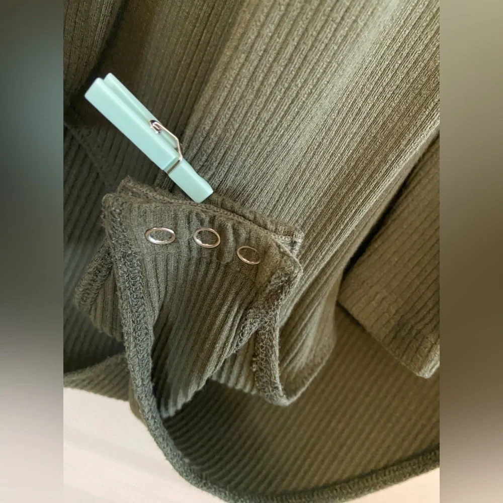 Aeropostale GUC Sz-XS Ribbed Bodysuit-3 Small Snaps-Long Sleeves, Low V-Neckline - Picture 12 of 16